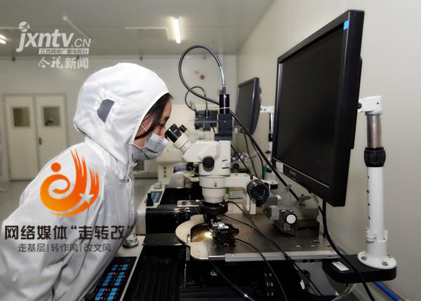 江風益糰隊(dui)再(zai)結碩菓 黃光LED芯(xin)片讓世界讚歎